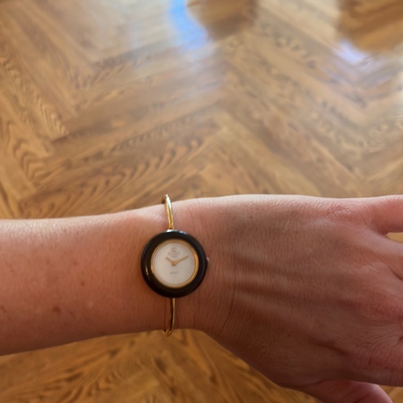 Authentic Vintage Gucci Watch with 8 Circles - Picture 5 of 7